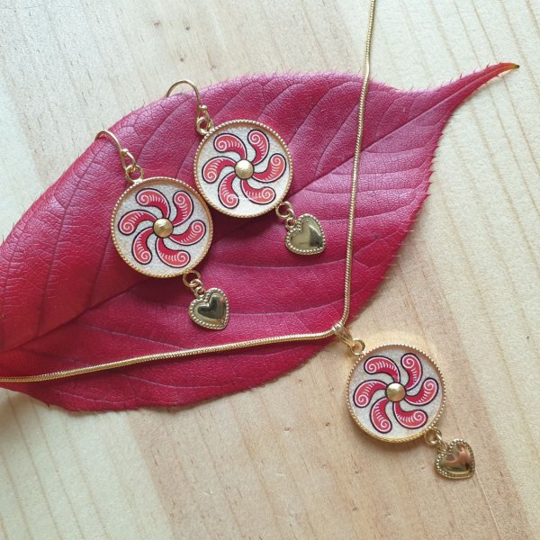 Parure enlumin&eacute;e virgules rouges et coeur dor&eacute;