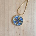 Pendant necklace illuminated blue palmettes interlaced with gold and red on gold chain