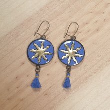 Boucles d'oreille pendantes soleil doré sur fond bleu